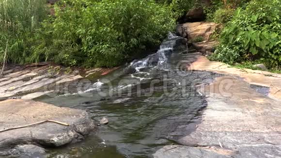 白色的水流过小河的岩石视频的预览图