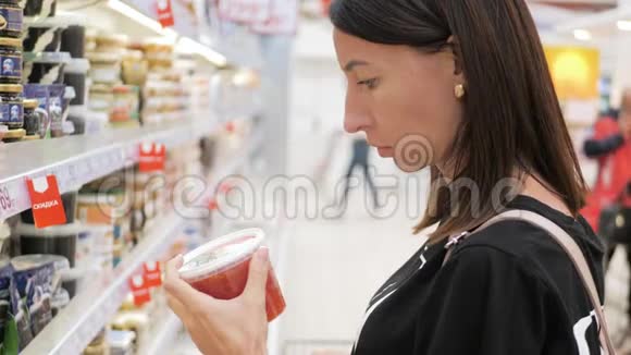 年轻女子在超市买健康食品销售购物消费主义和人的概念视频的预览图