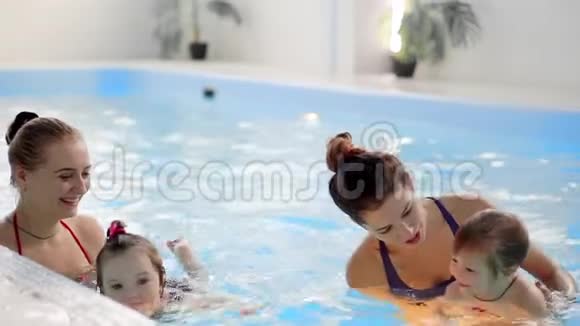幼儿游泳班妈妈带着孩子视频的预览图