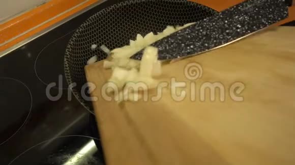 切下来的洋葱用一把4K的刀掉进锅里视频的预览图