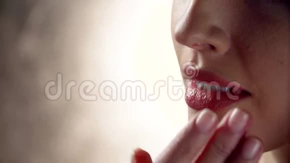 唇部护理女性触摸软唇与手指特写视频的预览图