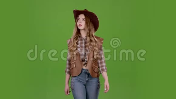 女孩穿着牛仔的衣服走在街上绿色屏幕视频的预览图