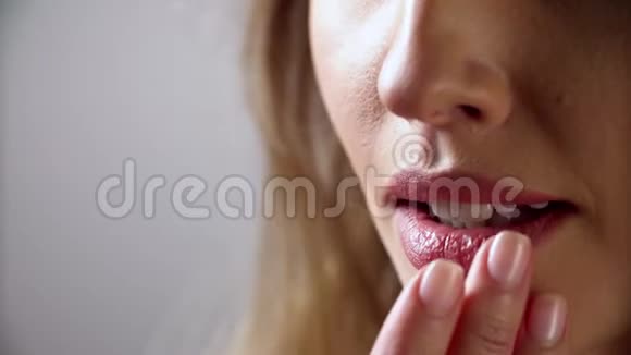 唇部护理女性触摸软唇与手指特写视频的预览图