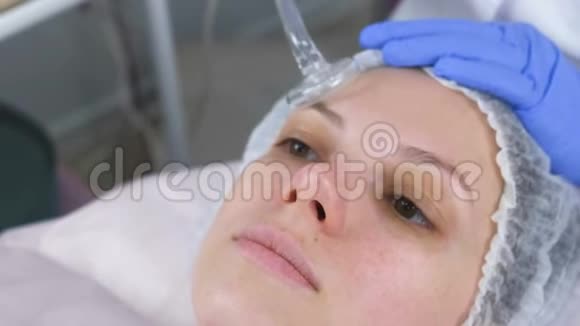 美容诊所美容治疗面部电动皮肤治疗视频的预览图
