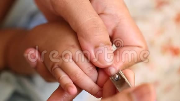 母亲给新生婴儿剪指甲视频的预览图