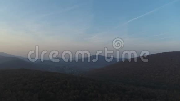 山上的空中日落在金色和蓝色的时间里您可以欣赏到山景视频的预览图