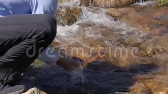 人在山上手捧着泉水在山里喝春天视频的预览图