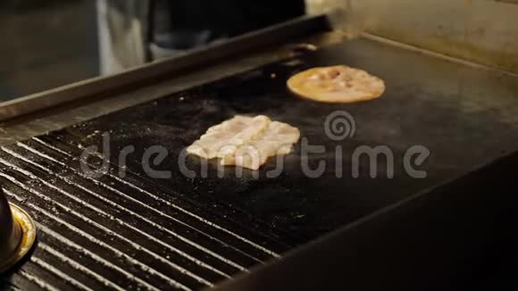 为汉堡煮牛肉和猪肉馅饼厨房里烤的肉视频的预览图