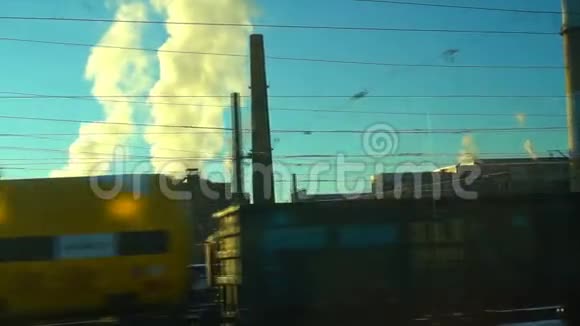 4K点从旅客列车的窗口核电站在窗外移动视频的预览图