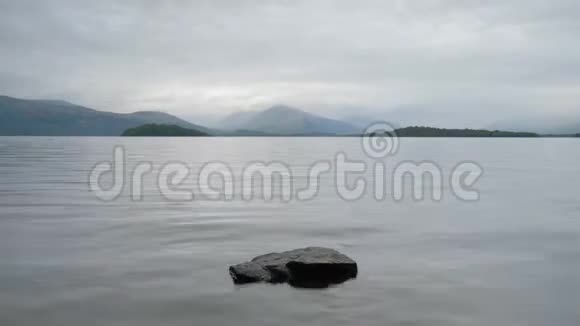 穆迪湖大气水灰色快云洛蒙德苏格兰高地景观户外苏格兰时间流逝英国视频的预览图