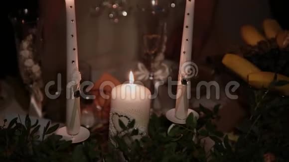 它在家庭壁炉的婚礼上点燃蜡烛眩光在婚礼上点燃壁炉视频的预览图