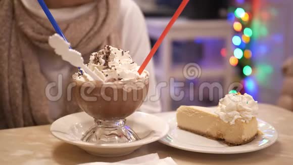 热巧克力加奶油和纽约风格的芝士蛋糕视频的预览图