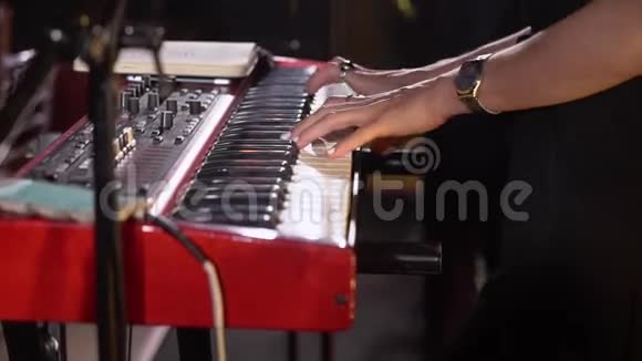 音乐家演奏电子键盘合成器钢琴乐队在音乐会舞台上演奏音乐视频的预览图