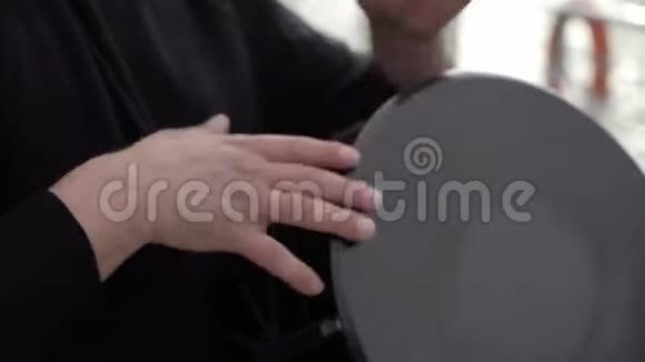 鼓手在音乐会上打鼓音乐家用鼓棒在舞台上演奏打击乐视频的预览图