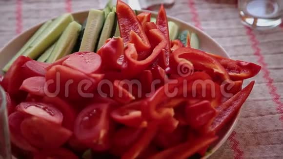保加利亚胡椒和黄瓜放在盘子里视频的预览图