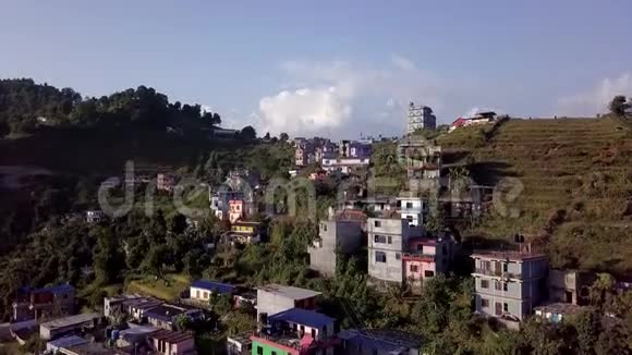尼泊尔常见的聚落与典型的建筑物和山脉在背景鸟瞰图视频的预览图