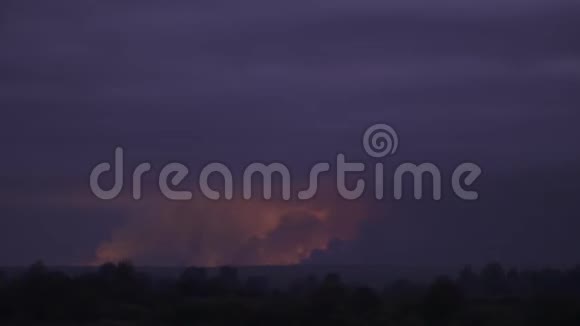 爆炸反射烟雾和天空空中射击视频的预览图