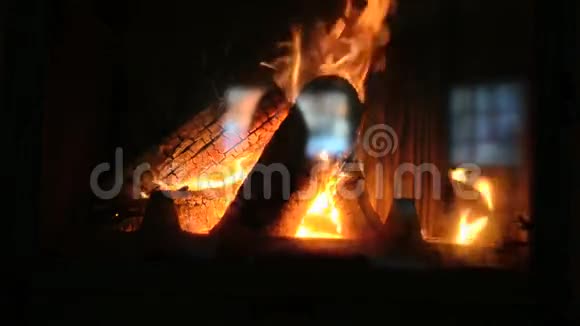 木头在壁炉里燃烧视频的预览图