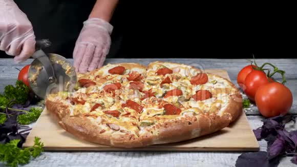 用滚刀切出的美味披萨框架厨师用专业刀切开木托盘上的披萨视频的预览图