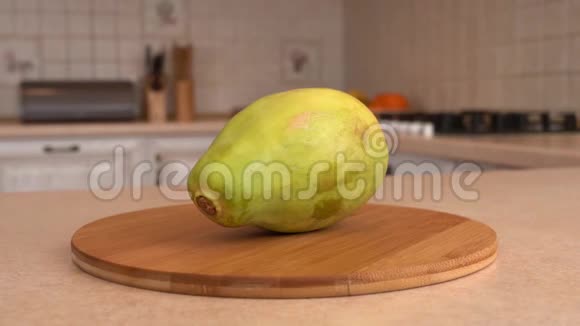 关闭整个木瓜水果旋转相机与白色厨房的背景多利射击视频的预览图