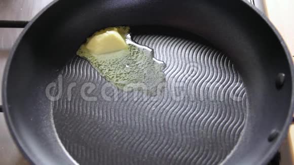 黄油在煎锅里融化视频的预览图