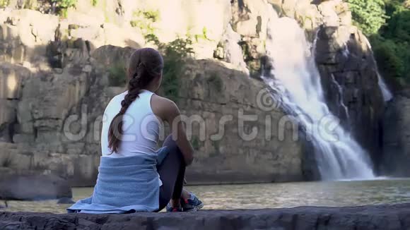 越南达拉特瀑布的女人视频的预览图