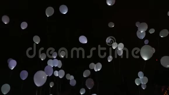 在天空飞行气球视频的预览图