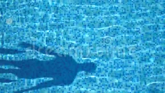 无法辨认的运动男子在清澈的蓝色水池中跳跃的俯视图年轻的肌肉男漂浮在水池的另一边视频的预览图