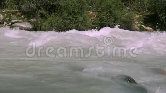 野山里的小河有着沸腾的水流暴风山河视频的预览图