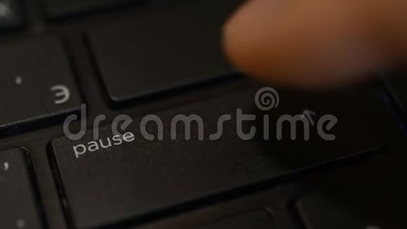 按下笔记本电脑或电脑键盘上的暂停按钮视频的预览图