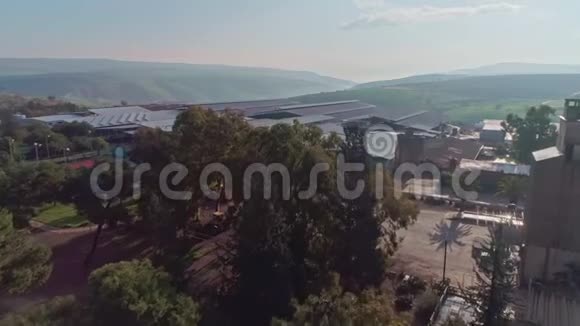 屋顶上有太阳能电池板的大型奶牛场的空中镜头视频的预览图