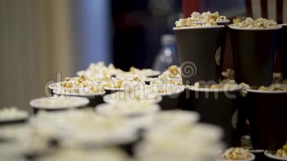 电影院里有很多杯爆米花行动在电影院看电影前做的美味的芬芳的新鲜爆米花傍晚时分视频的预览图