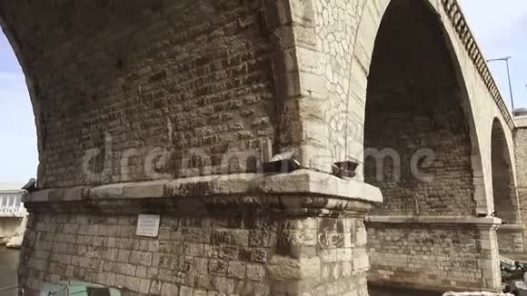 马赛VallondesAuffes小港大桥拱门视频的预览图