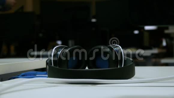 电脑耳机躺在桌子上视频的预览图