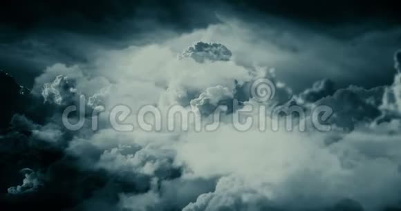 在云中飞翔天空背景视频的预览图