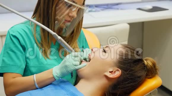 一位女牙医正在给一位年轻女士牙齿病人看着镜头微笑视频的预览图
