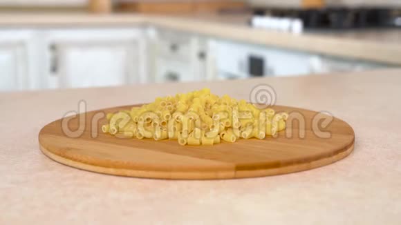 盘子里放了大量的意大利面食旋转相机与白色厨房的背景多利射击视频的预览图