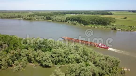 多瑙河上的空货船视频的预览图