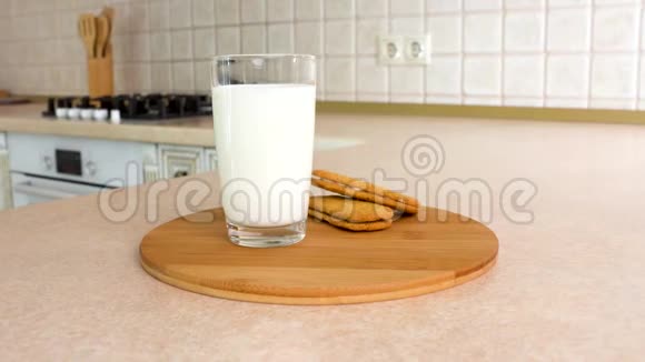 加一杯牛奶和健康的麦片粥旋转相机与白色厨房的背景多利射击视频的预览图