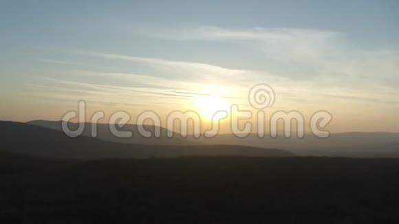 山上的空中日落在金色和蓝色的时间里您可以欣赏到山景视频的预览图
