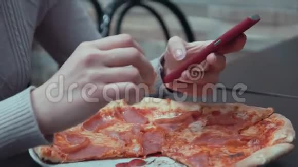 小美女在咖啡馆吃披萨视频的预览图