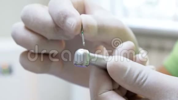 特写4k镜头牙医在保护性手术手套插入钻头牙钻视频的预览图