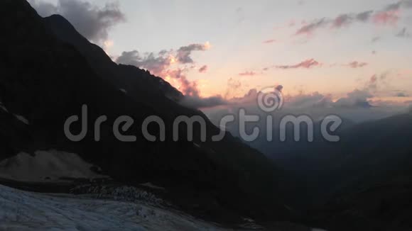 在高加索的高山日落从无人机的视野视频的预览图