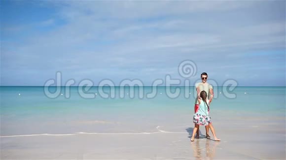 快乐的父亲和他可爱的小女儿在白色沙滩上玩得很开心全家享受加勒比海沿岸度假视频的预览图