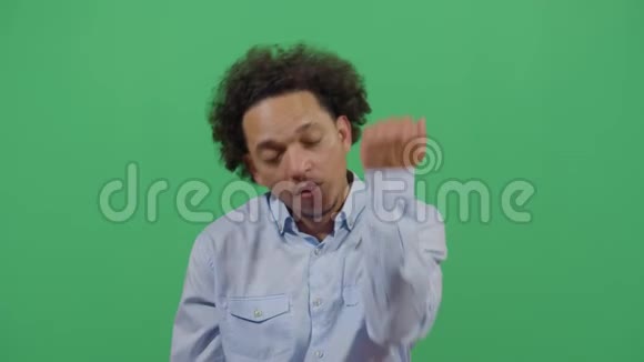 成年男子用舌头伸肘视频的预览图