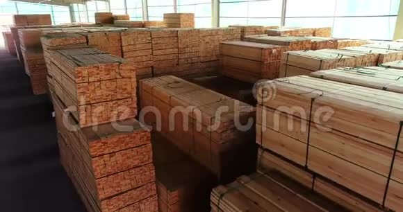 仓库木材大型木材仓库无人机视频一个大型木材仓库视频的预览图