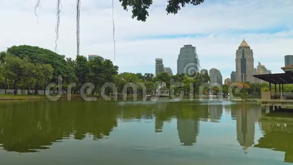 城市风貌树木带湖在公园俯瞰大城市商圈公司大厦视频的预览图