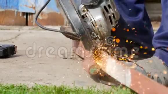 机械切割金属与手持磨床造成许多火花金属锯与闪光火花接近视频的预览图
