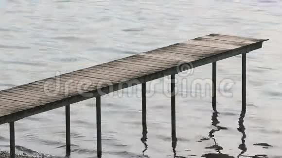 湖中的老码头视频的预览图
