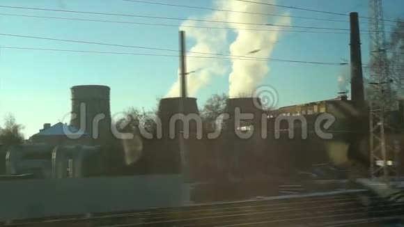 4K点从旅客列车的窗口核电站在窗外移动视频的预览图